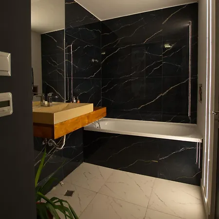 The Knightly Guest 布加勒斯特