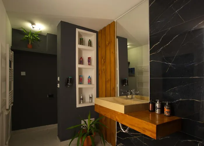 The Knightly Guest *